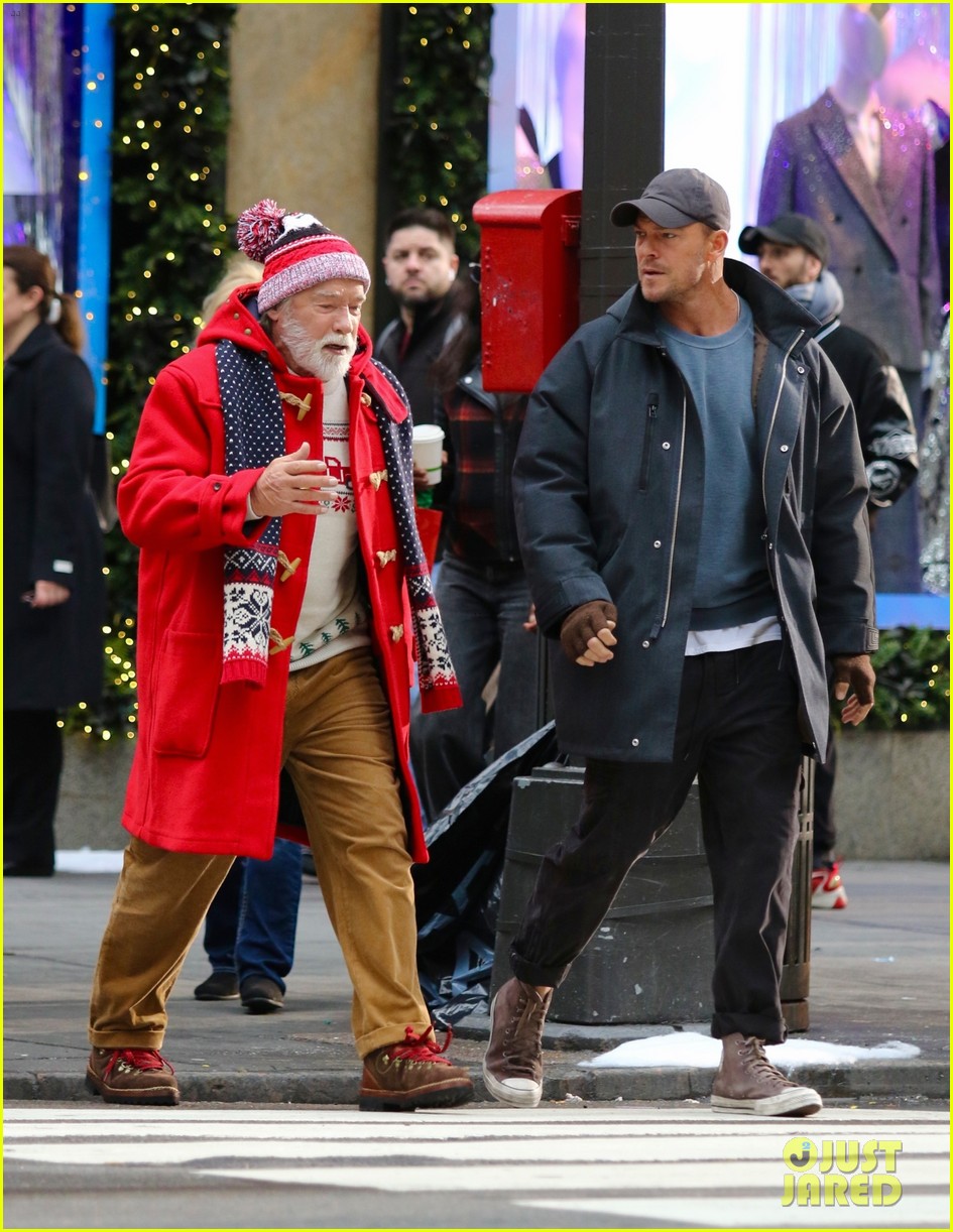 Arnold Schwarzenegger Channels Santa Claus on 'Man with the Bag' Set(02)