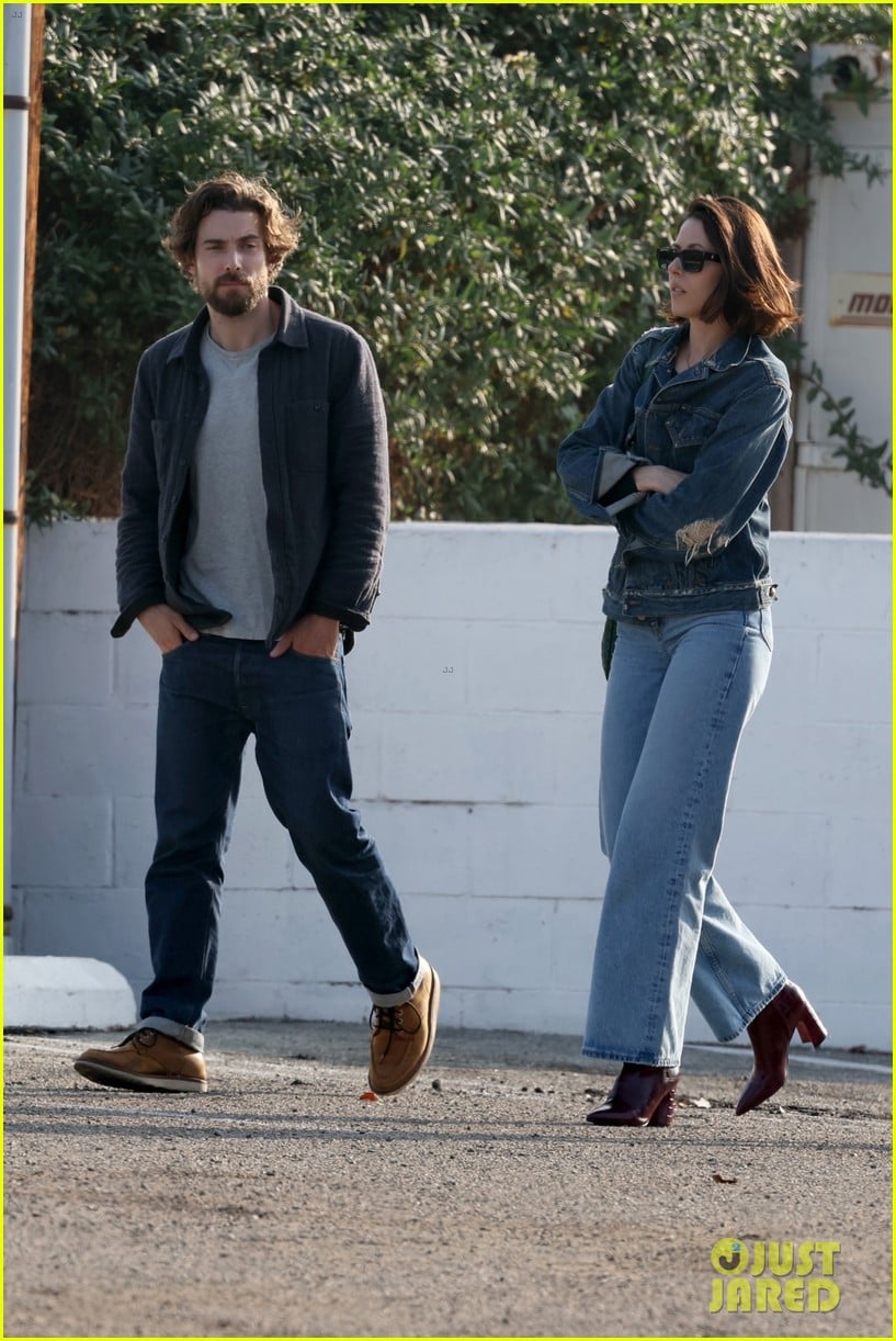 Hot Frosty' Star Dustin Milligan Steps Out With His Love Amanda Crew After  Sparking Marriage Rumors: Photo 5103702 | Amanda Crew, Dustin Milligan, Hot  Frosty Photos | Just Jared: Entertainment News, image size:817x1222