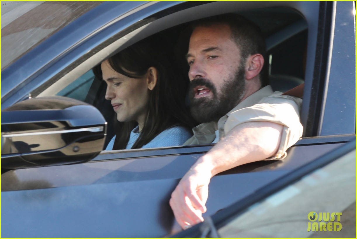 Jennifer Garner & Ben Affleck Spotted Together on Saturday Morning(02)
