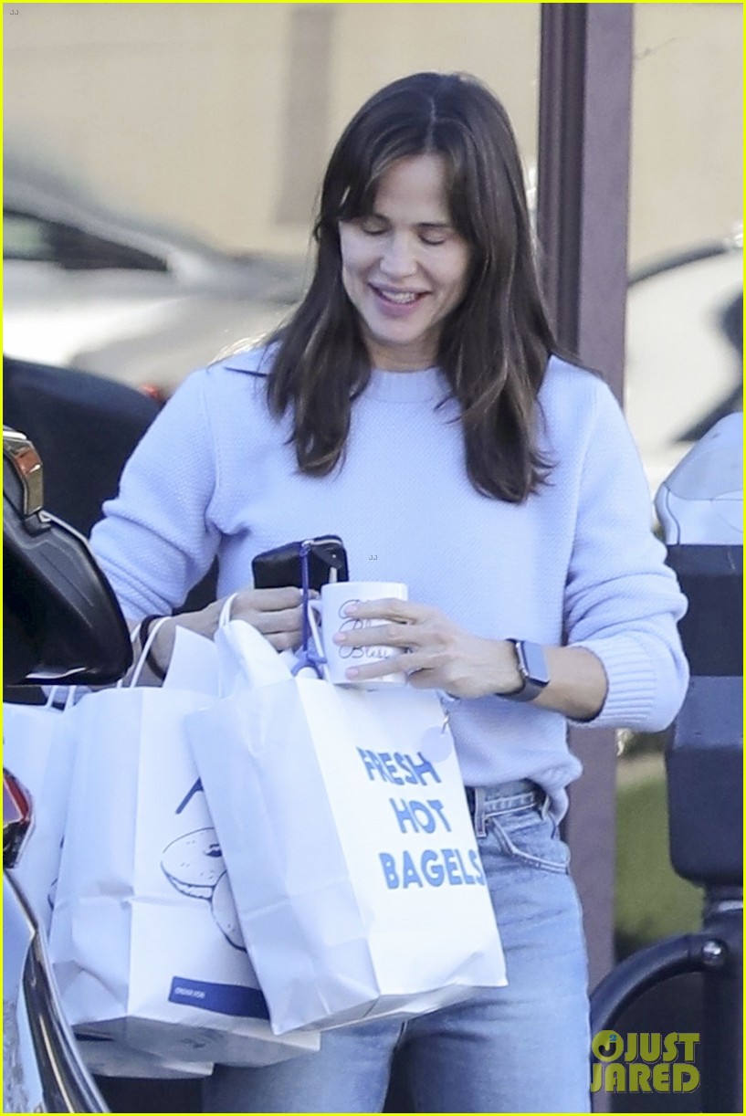 Jennifer Garner & Ben Affleck Spotted Together on Saturday Morning