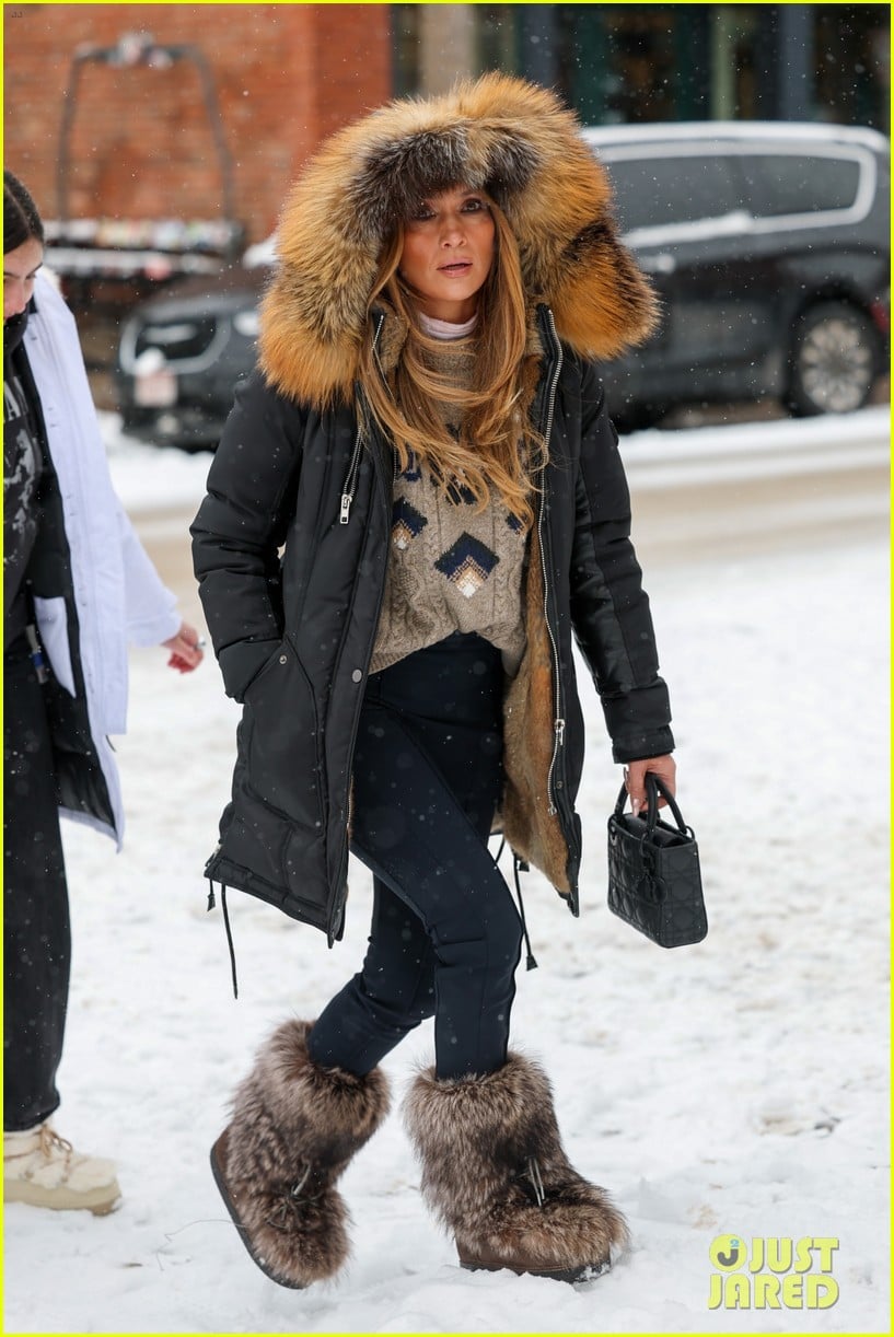 Jennifer Lopez Gives Inside Look at Christmas With Her Family! Photo