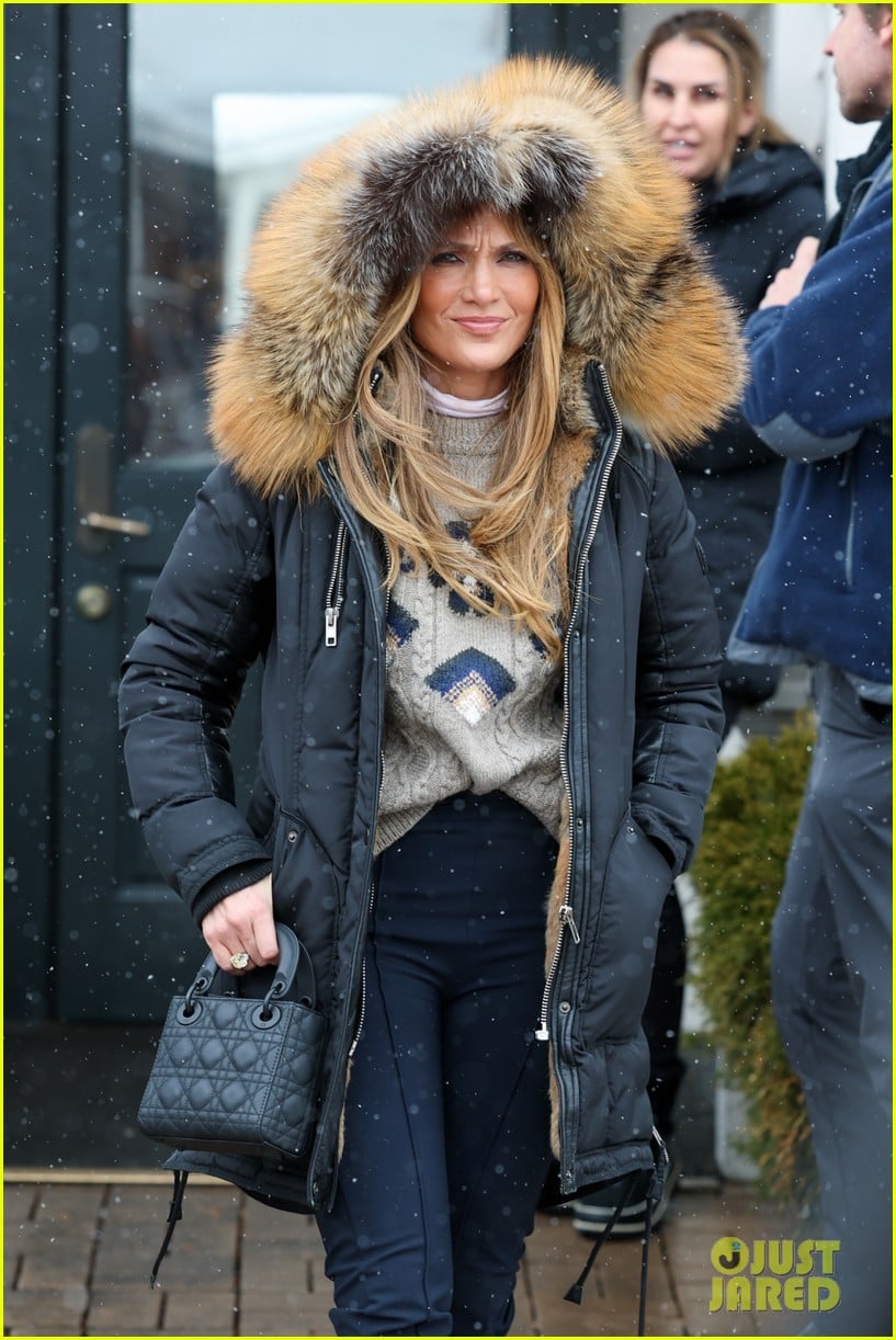 Jennifer Lopez Gives Inside Look at Christmas With Her Family! Photo