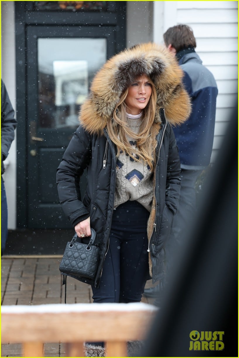 Jennifer Lopez Gives Inside Look at Christmas With Her Family! Photo(02)