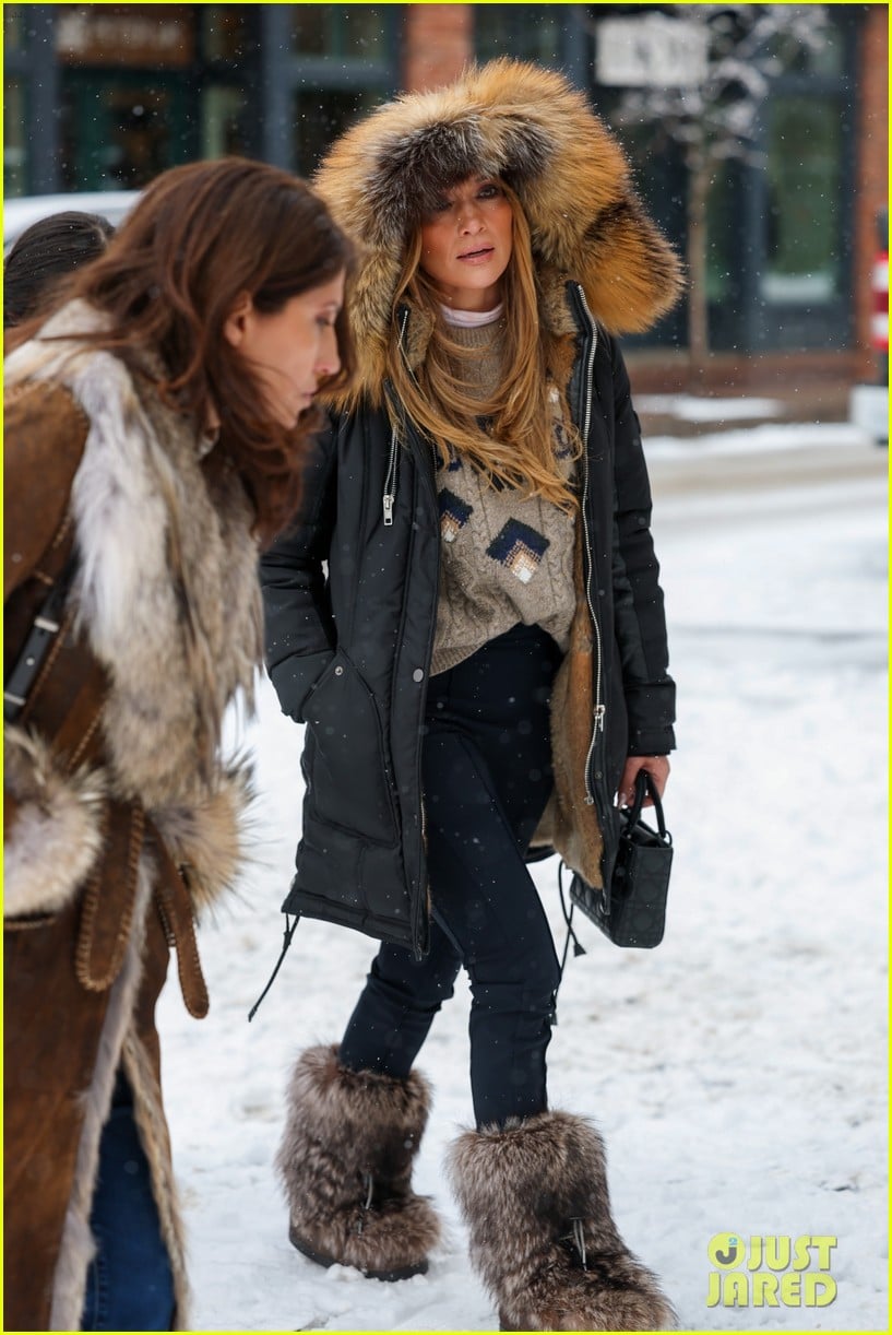 Jennifer Lopez Gives Inside Look at Christmas With Her Family! Photo