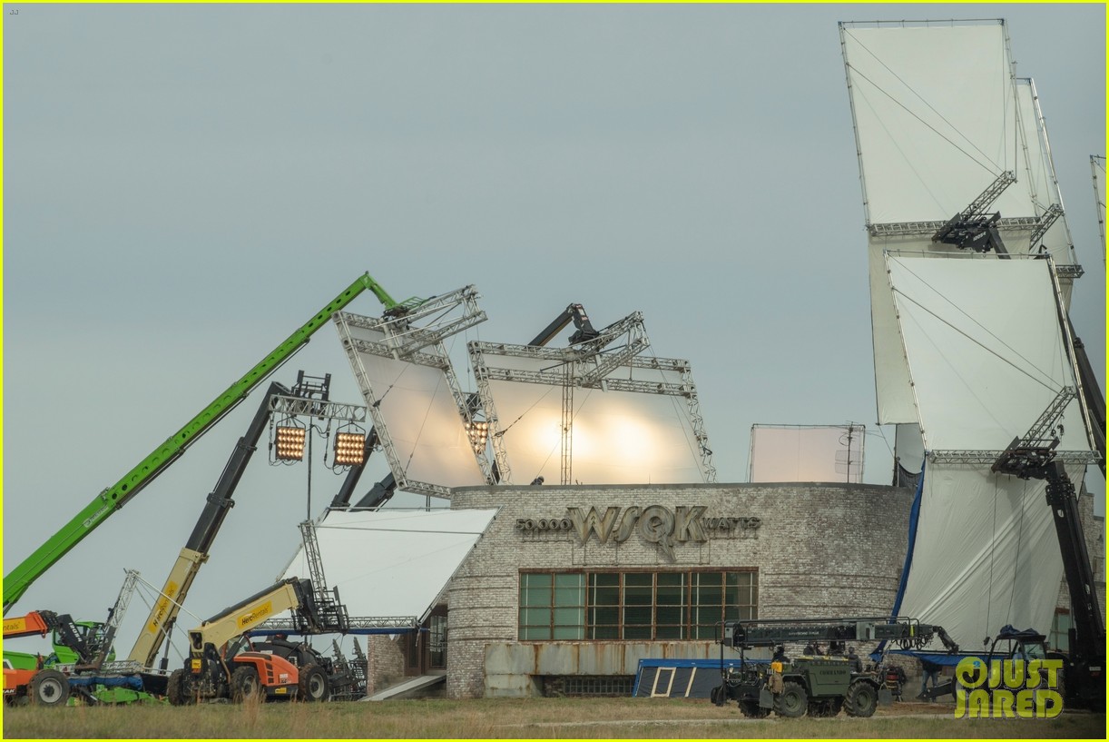 Joe Keery Bundles Up As He Arrives On Stranger Things Season 5 Set In joe-keery-bundles-up-as-he-arrives-on-stranger-things-season-5-set-in