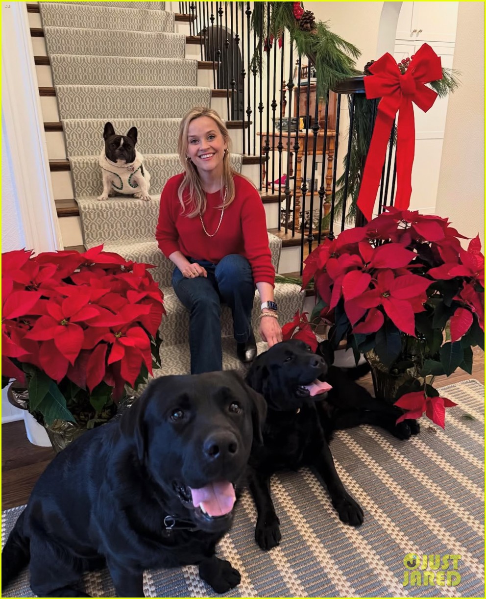 Reese Witherspoon's Three Kids Are All Grown Up in Christmas 2024(02)