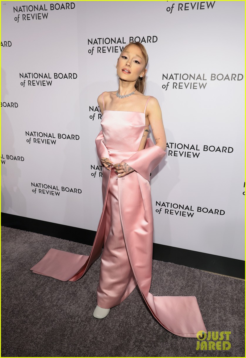 Ariana Grande & Boyfriend Ethan Slater Make It Date Night at National(01)