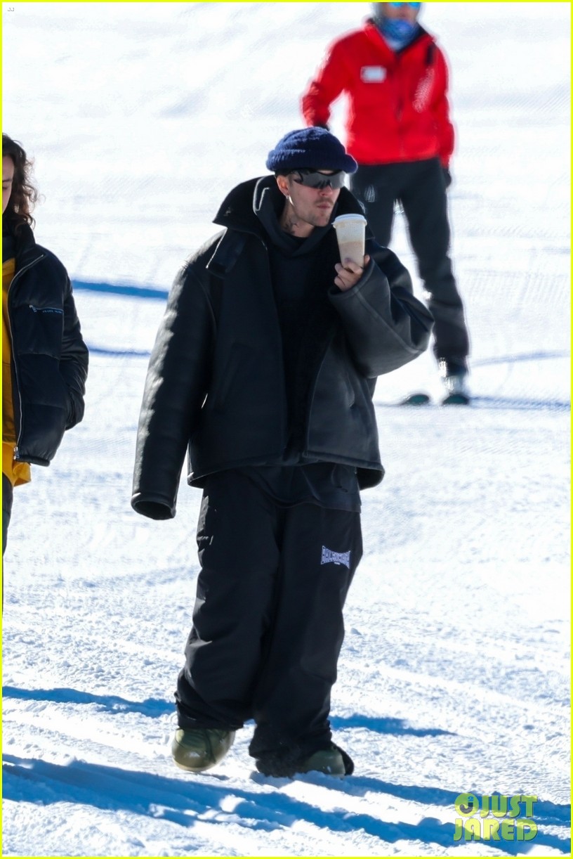 Photo hailey bieber works with ski instructor justin bieber cheers 063