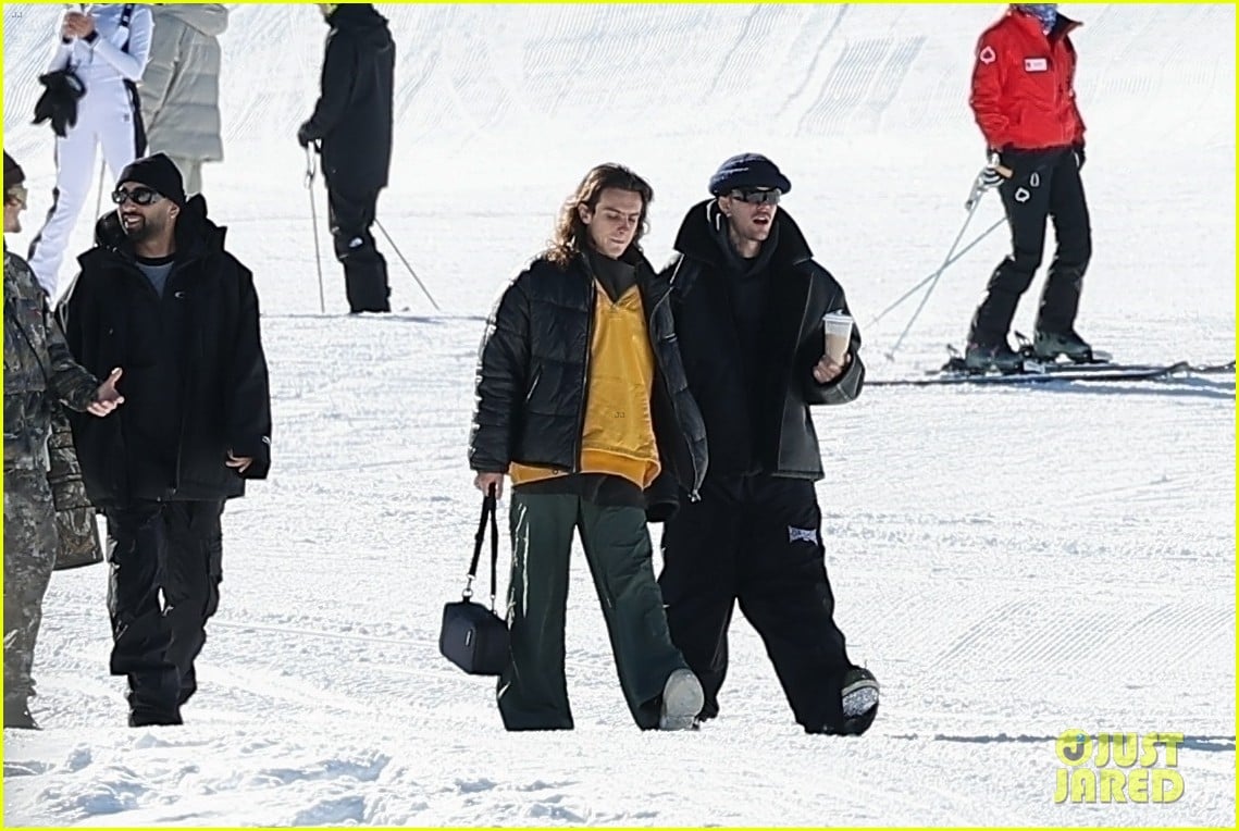 Photo hailey bieber works with ski instructor justin bieber cheers 148