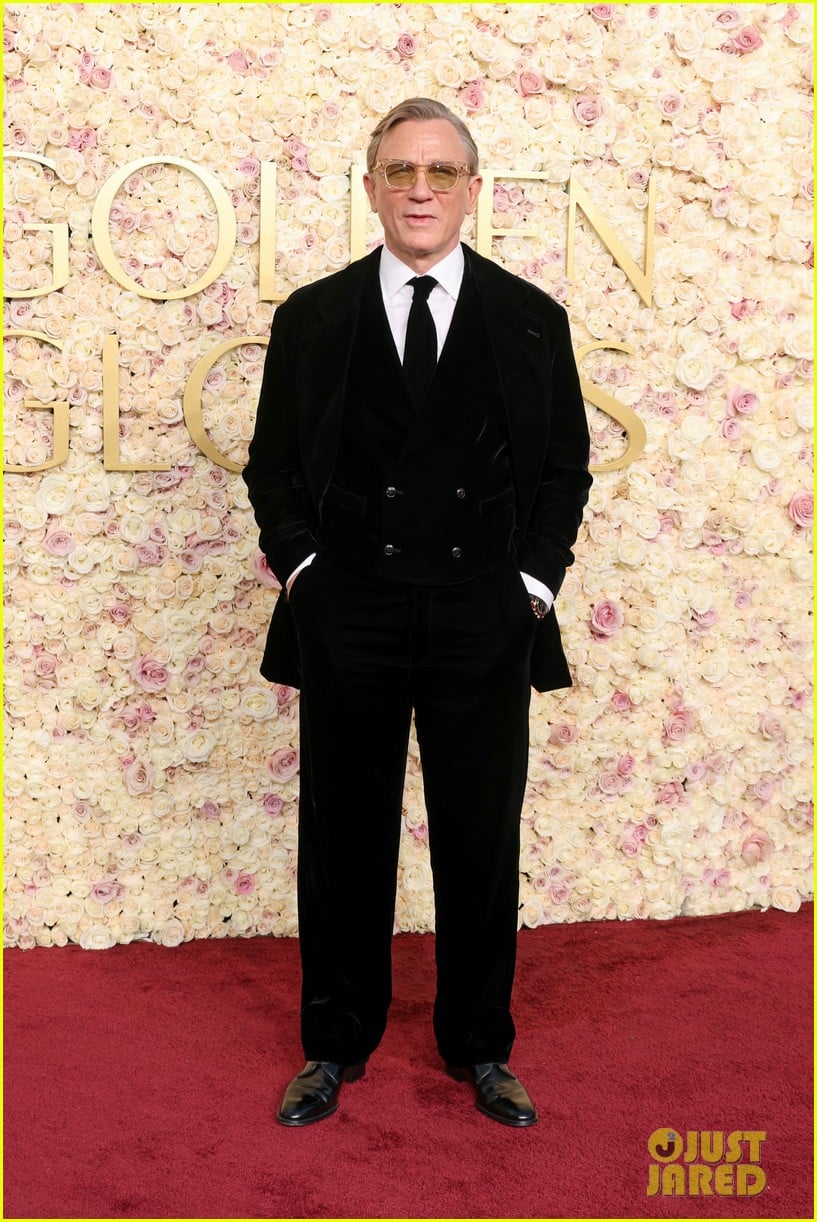 Daniel Craig Sports Velvet Black Tux For Golden Globes 2025 Photo Daniel Craig Black Velvet Suit To Golden Globes 03