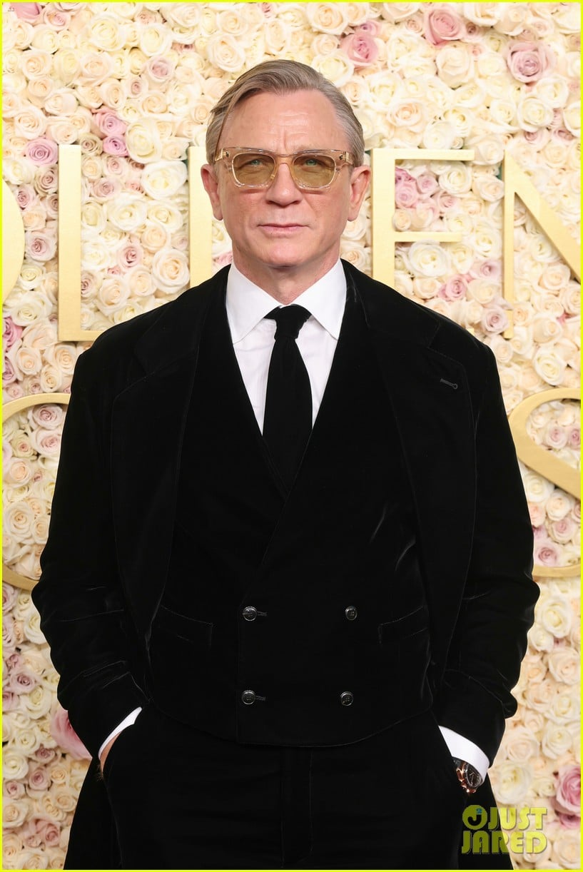 Daniel Craig Sports Velvet Black Tux For Golden Globes 2025 Photo Daniel Craig Black Velvet Suit To Golden Globes 04
