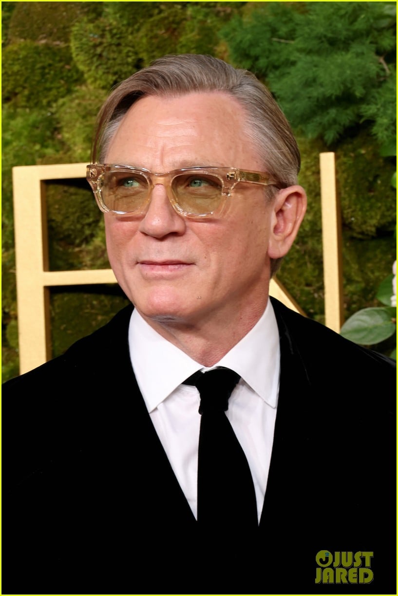 Daniel Craig Sports Velvet Black Tux For Golden Globes 2025 Photo Daniel Craig Black Velvet Suit To Golden Globes 05