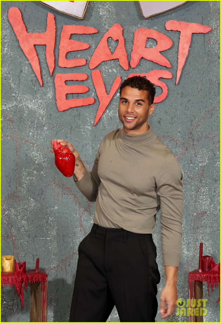 heart eyes photo call 025116971