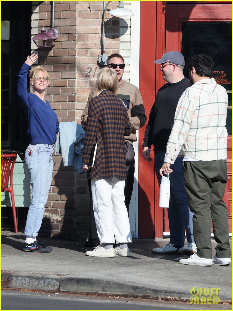 Kristen Stewart Goes Blonde! Debuts New Look During Outing With Fiancee(02)