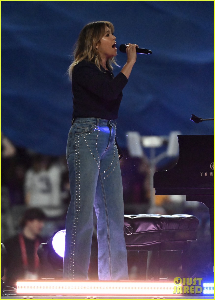 Rachel Platten Performs 'Fight Song' as Tribute to L.A. During Rams vs