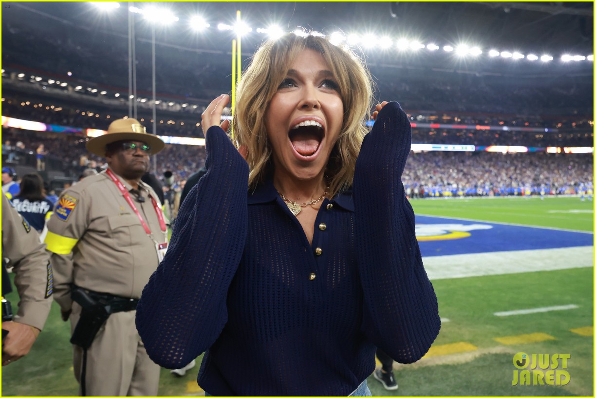 Rachel Platten Performs 'Fight Song' as Tribute to L.A. During Rams vs