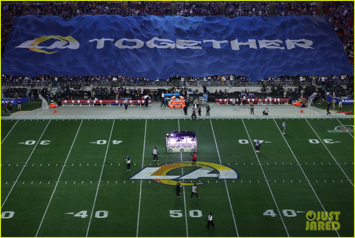 Rachel Platten Performs 'Fight Song' as Tribute to L.A. During Rams vs