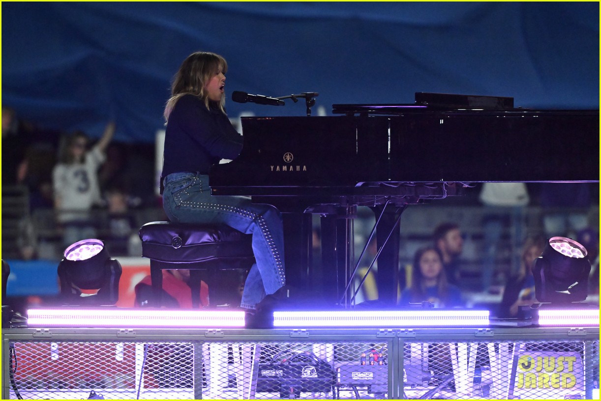 Rachel Platten Performs 'Fight Song' as Tribute to L.A. During Rams vs