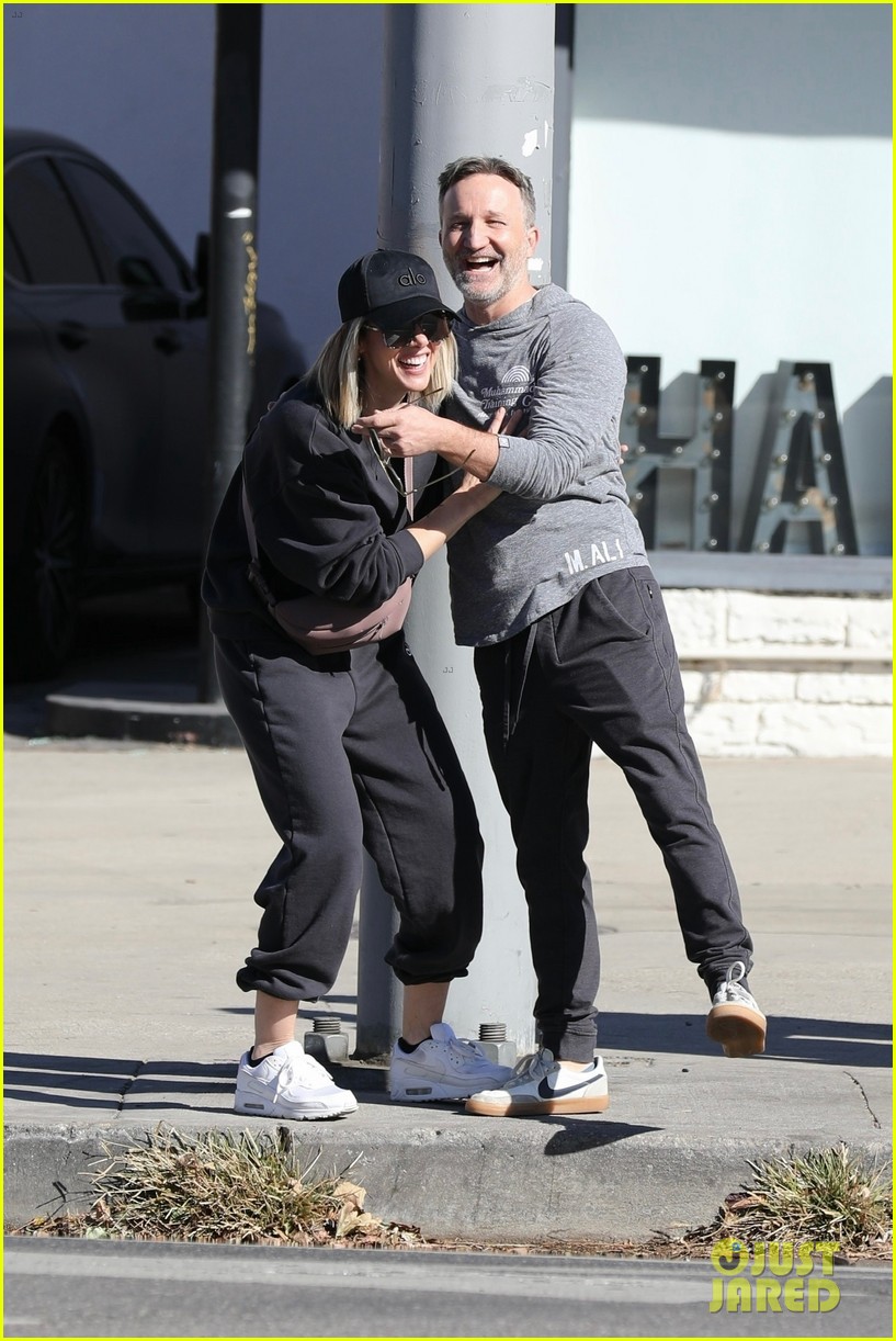 Kelly Rizzo & Boyfriend Breckin Meyer Share Laugh & Steamy Kisses ...