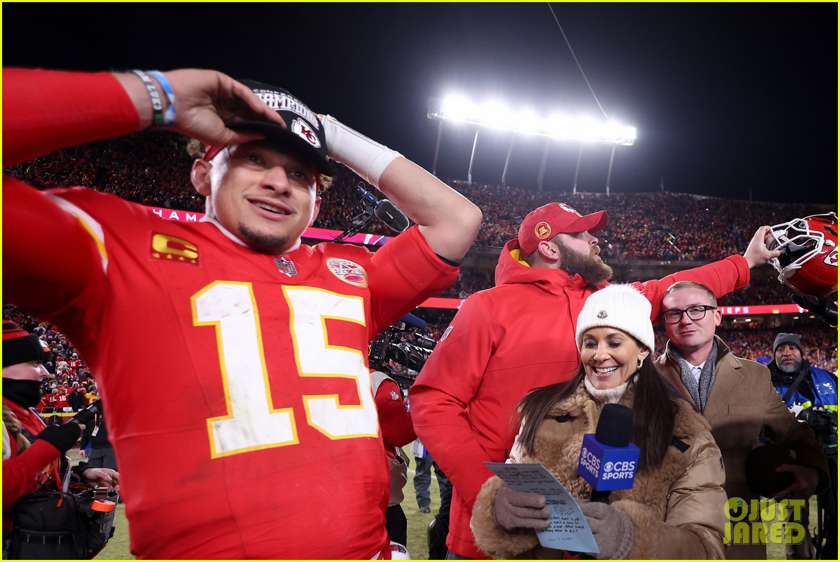 Taylor Swift & Brittany Mahomes Share a Hug While Celebrating Chiefs