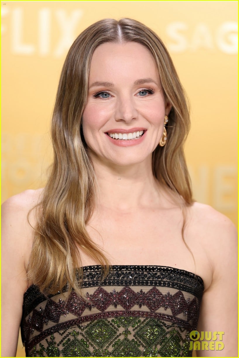 Kristen Bell Arrives for Hosting Duties at SAG Awards 2025 Photo
