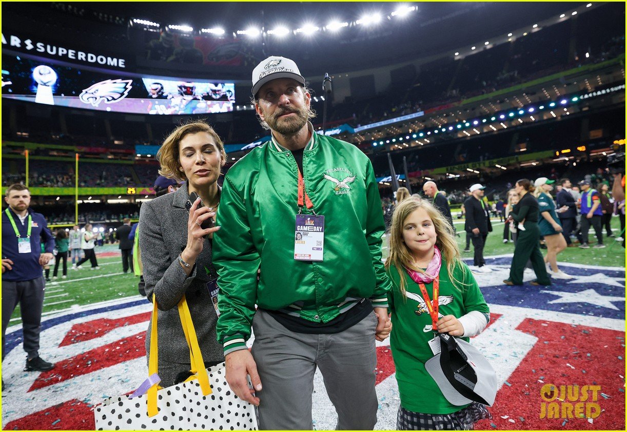 Bradley Cooper Brings Daughter Lea Onto Field After Philadelphia Eagles(02)