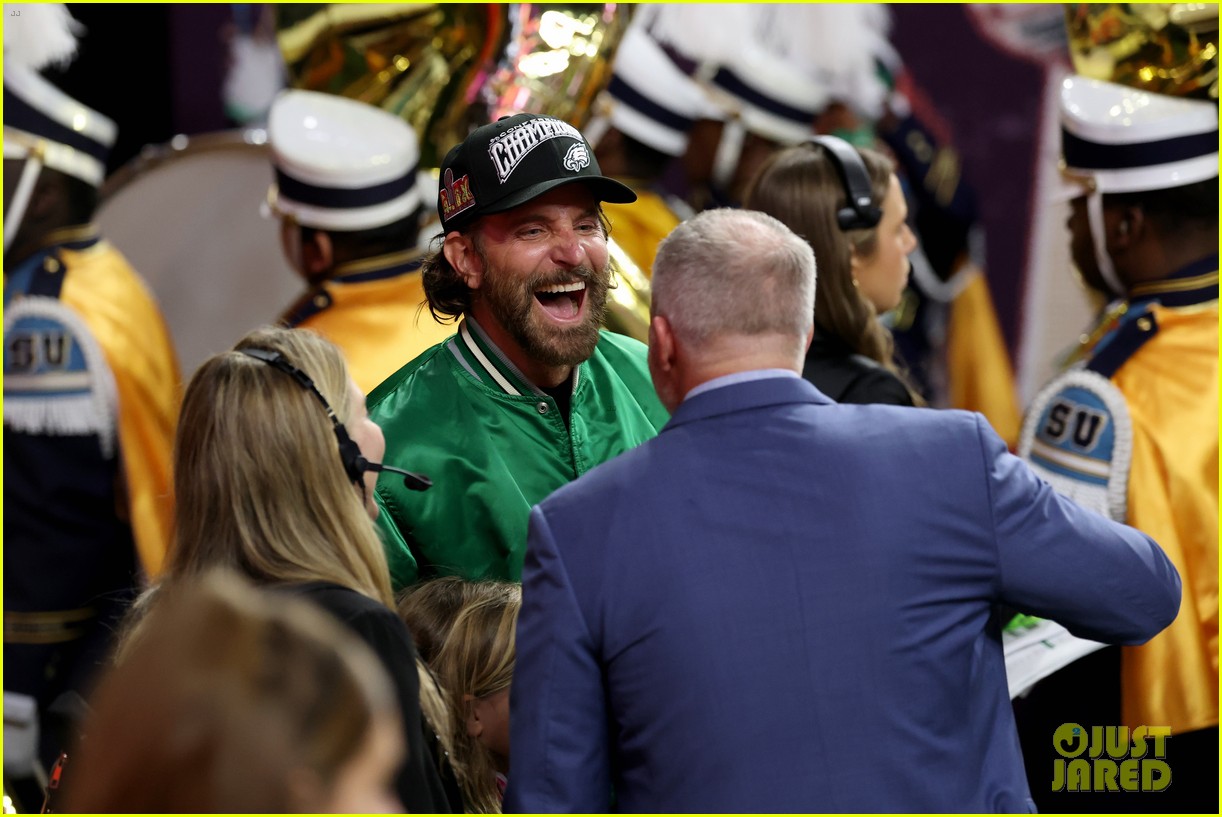 Jon Hamm & Bradley Cooper Introduce Kansas City Chiefs & Philadelphia(01)