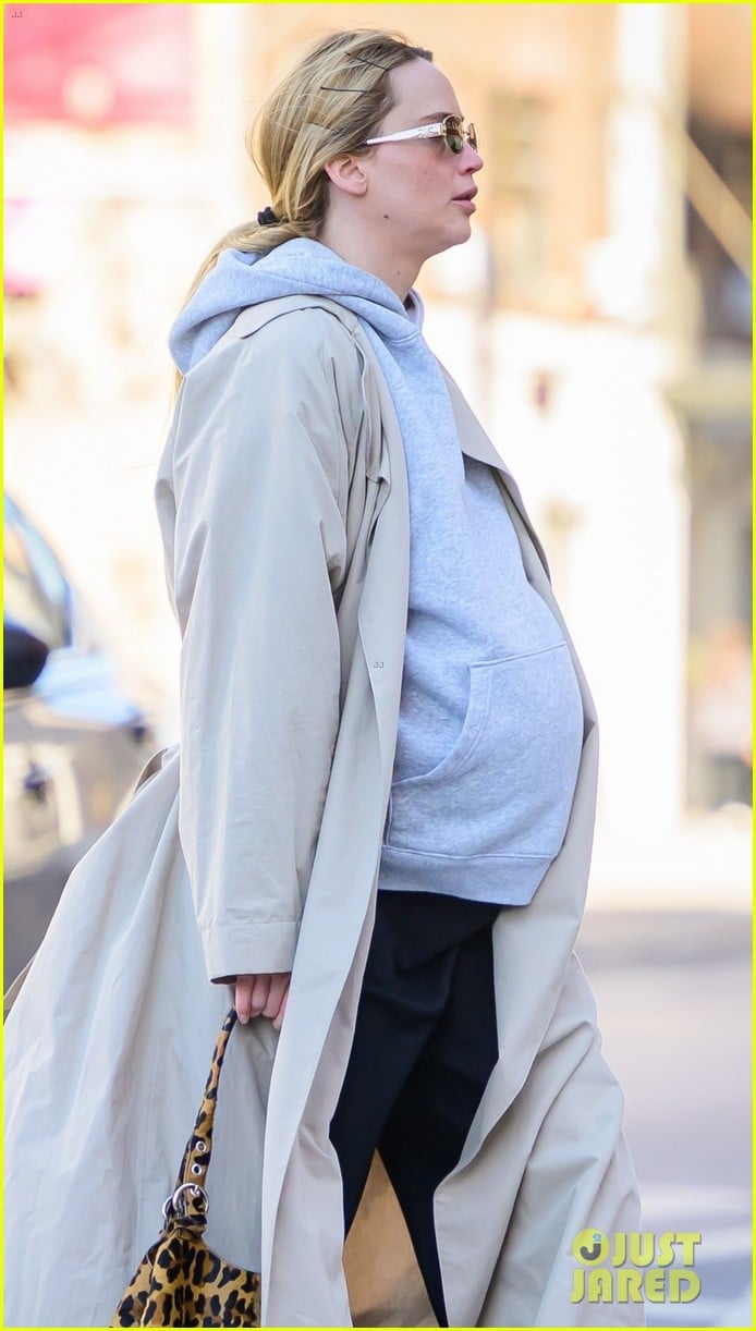 Pregnant Jennifer Lawrence Steps Out in NYC in Cozy Outfit Photo
