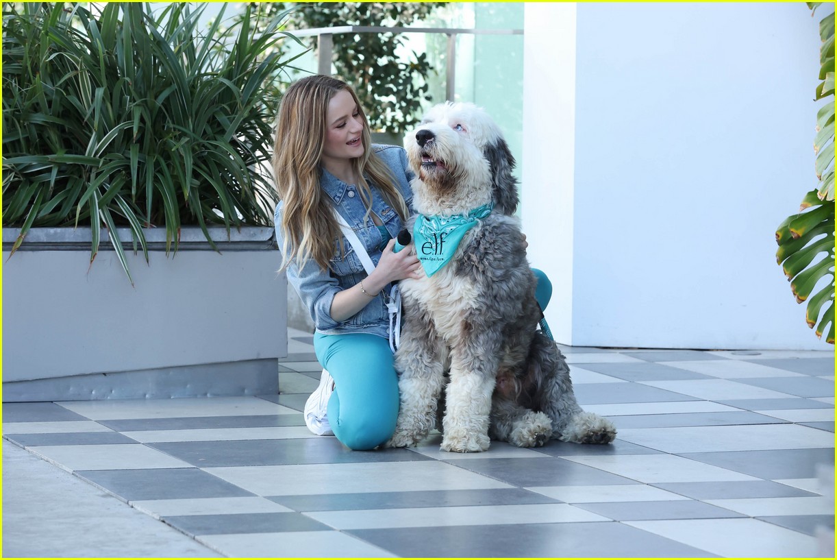 Joey King Walks Rescue Dogs in L.A. Before Her e.l.f. Cosmetics Puppy(02)