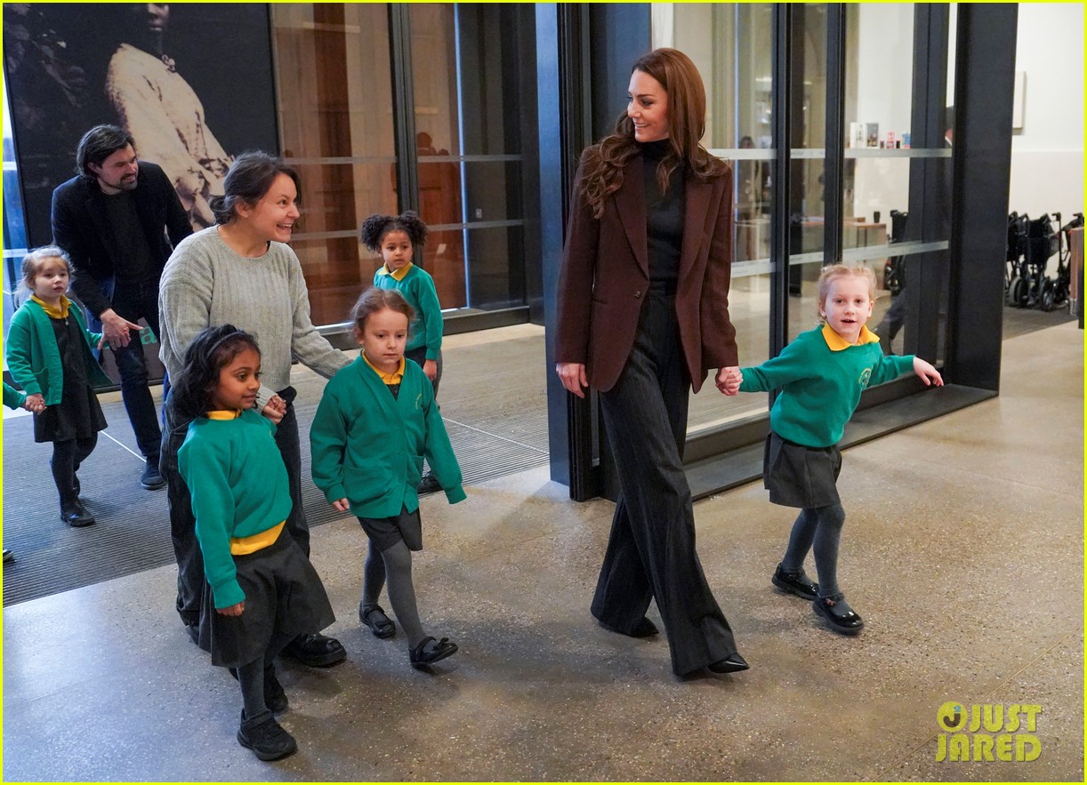 Kate Middleton Joins Schoolchildren on Field Trip to National Portrait ...