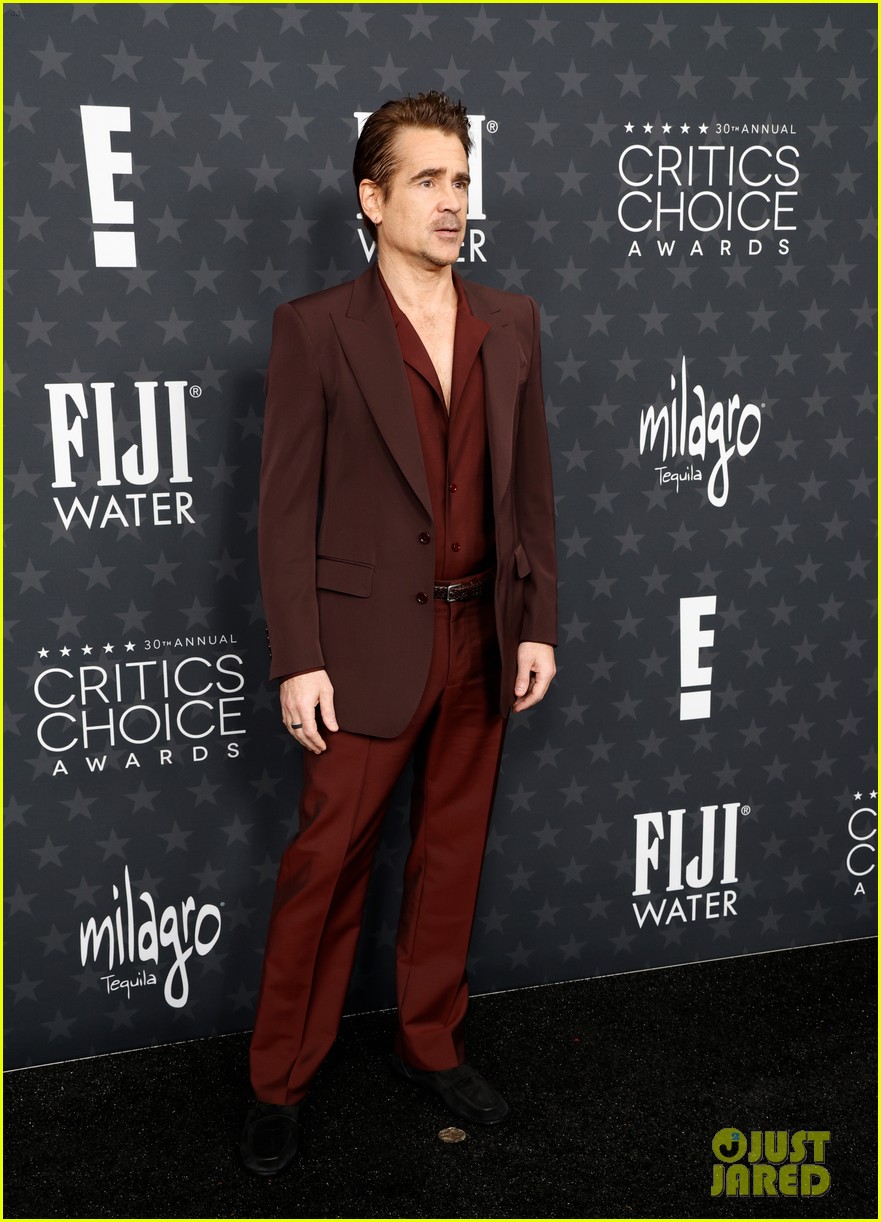 Orlando Bloom & Colin Farrell Are Style Twins in Maroon Suits on