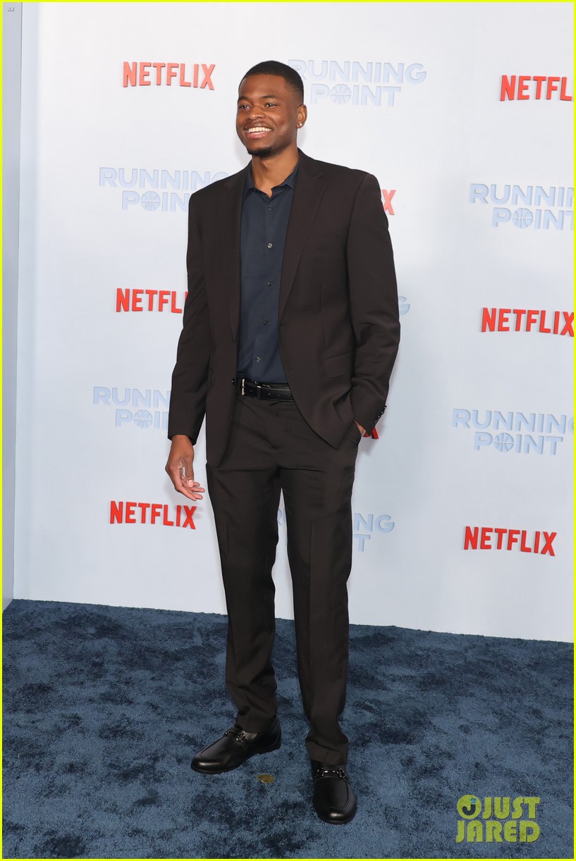 Kate Hudson & Mindy Kaling Go in Gold for 'Running Point