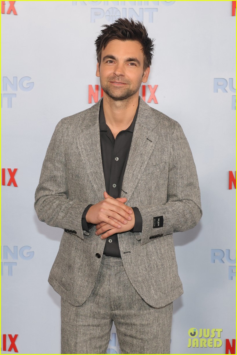 Kate Hudson & Mindy Kaling Go in Gold for 'Running Point