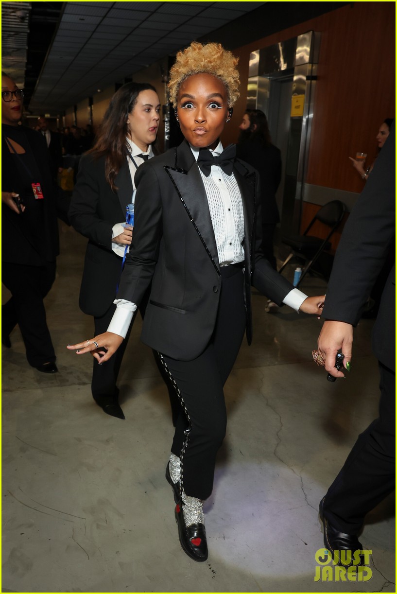Taylor Swift Wore Janelle Monae's Jacket at Grammys 2025 After Catching(00)