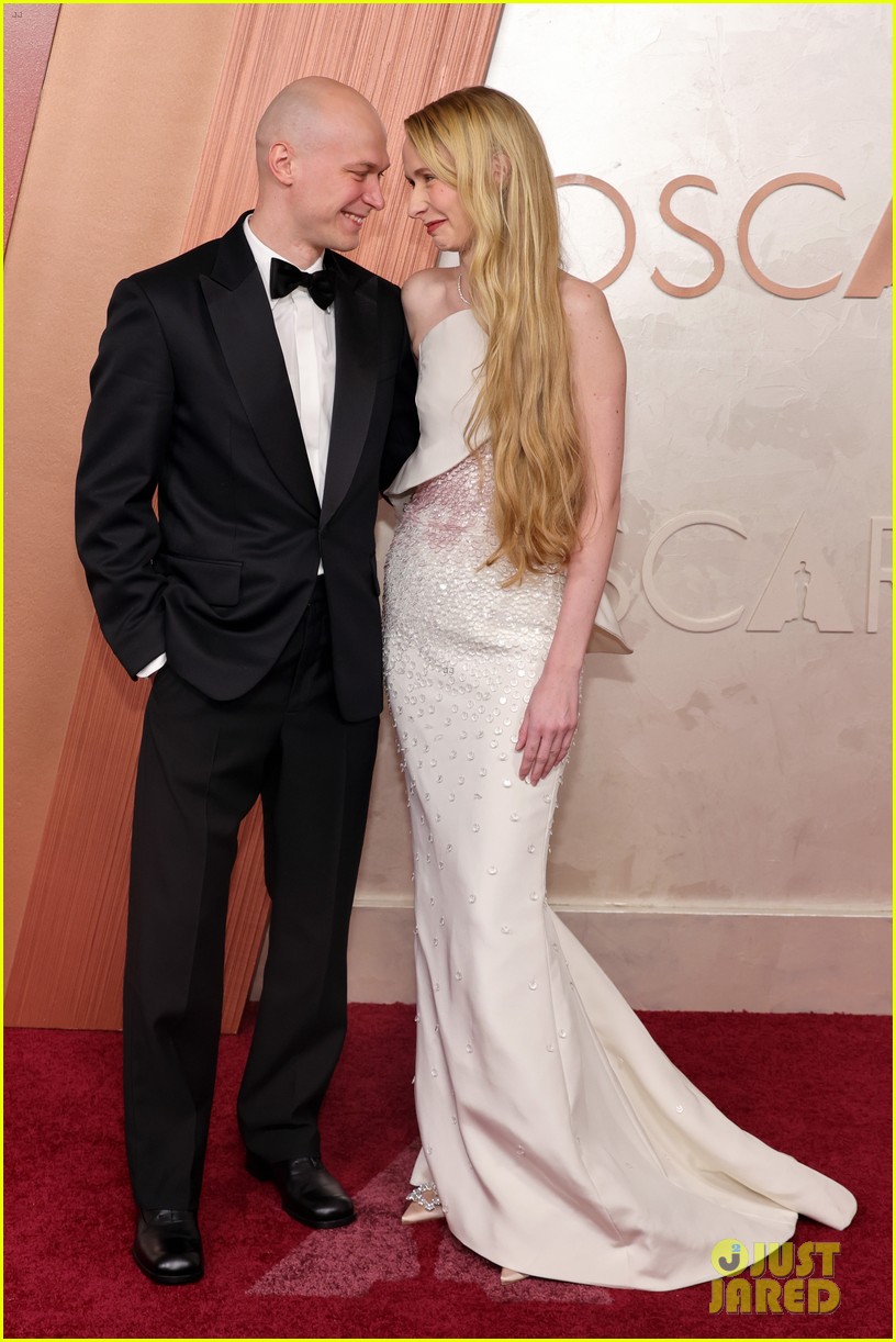 Photo: anora cast hit the red carpet at oscars 2025 23 | Photo 5131845