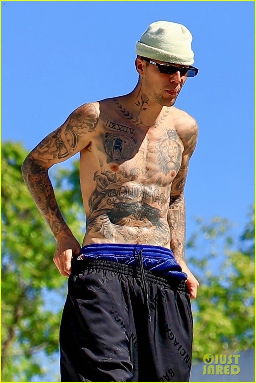 Justin Bieber Goes Shirtless as Hangs Out on Rooftop with Friends