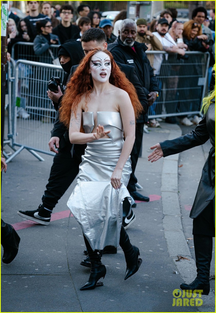 Photo chappell roan attends her first two fashion shows at paris
