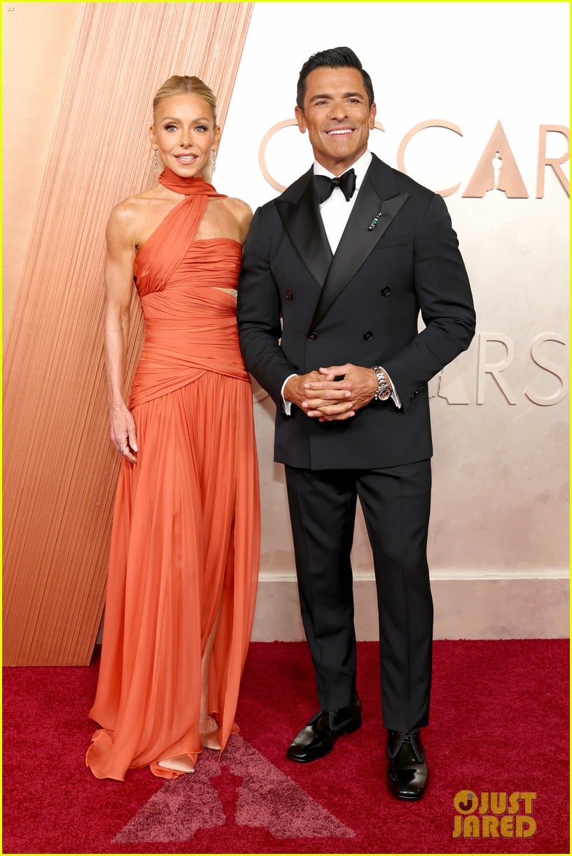 Kelly Ripa & Mark Consuelos Have Their 'Annual Date' at Oscars 2025
