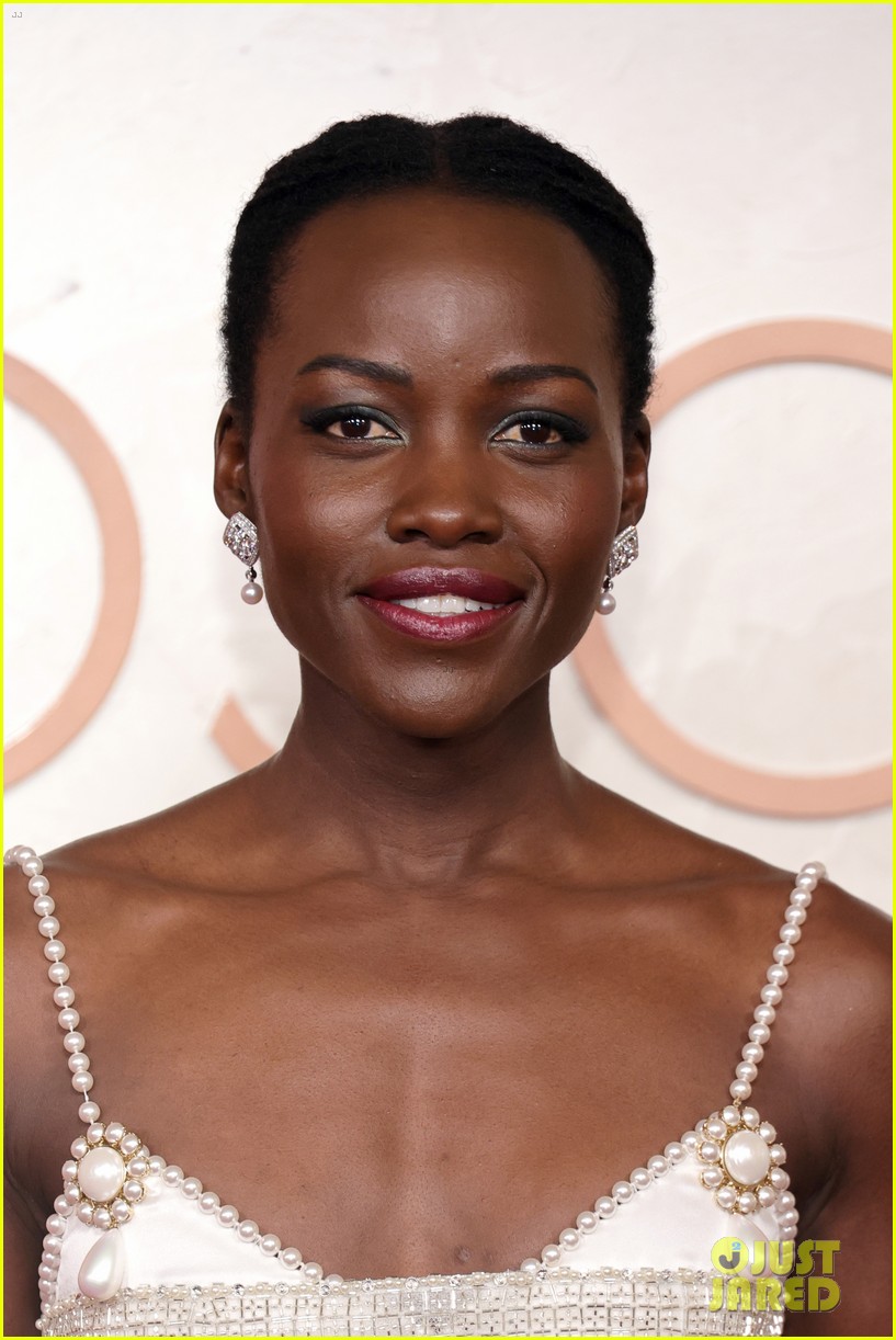 'The Wild Robot' Star Lupita Nyong'o Is Adorned In Pearls at Oscars(02)