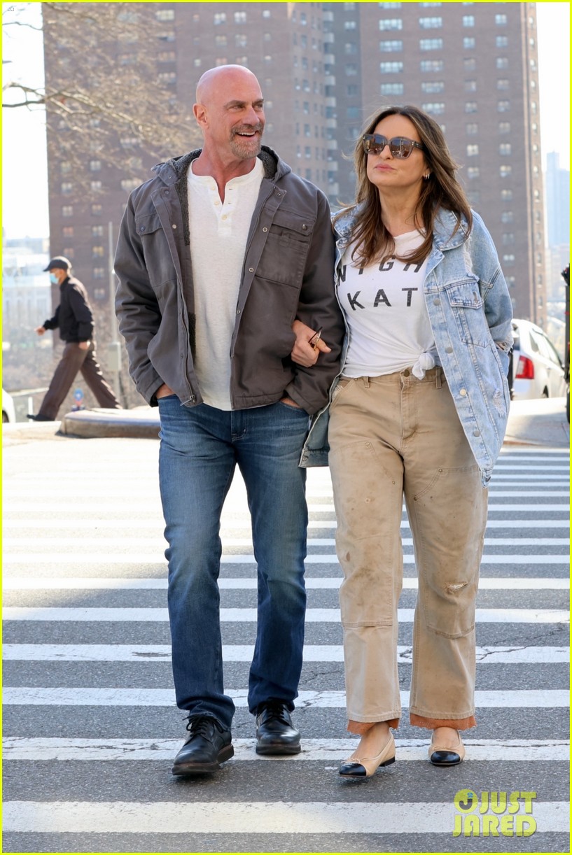 Christopher Meloni & Mariska Hargitay Keep Close on 'Law & Order SVU(02)