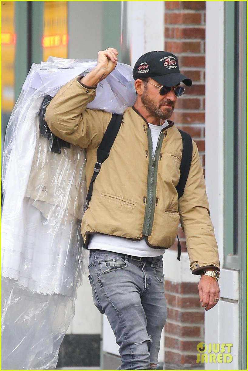 Justin Theroux & Wife Nicole Brydon Bloom Hold Hands in First Outing