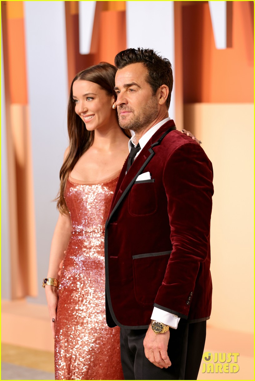 Justin Theroux & Fiancée Nicole Brydon Bloom Arrive in Style for Vanity(02)