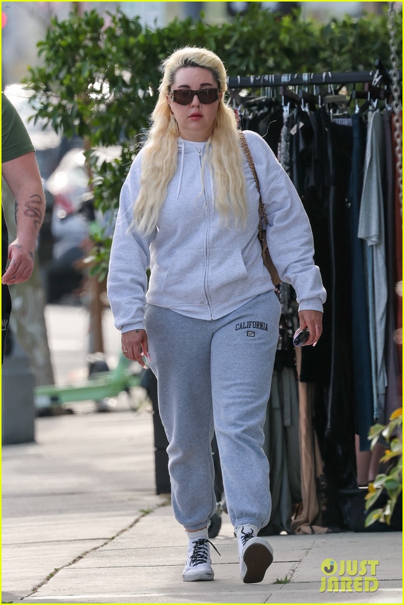 Amanda Bynes Steps Out With a Friend After Joining OnlyFans, Reveals(02)