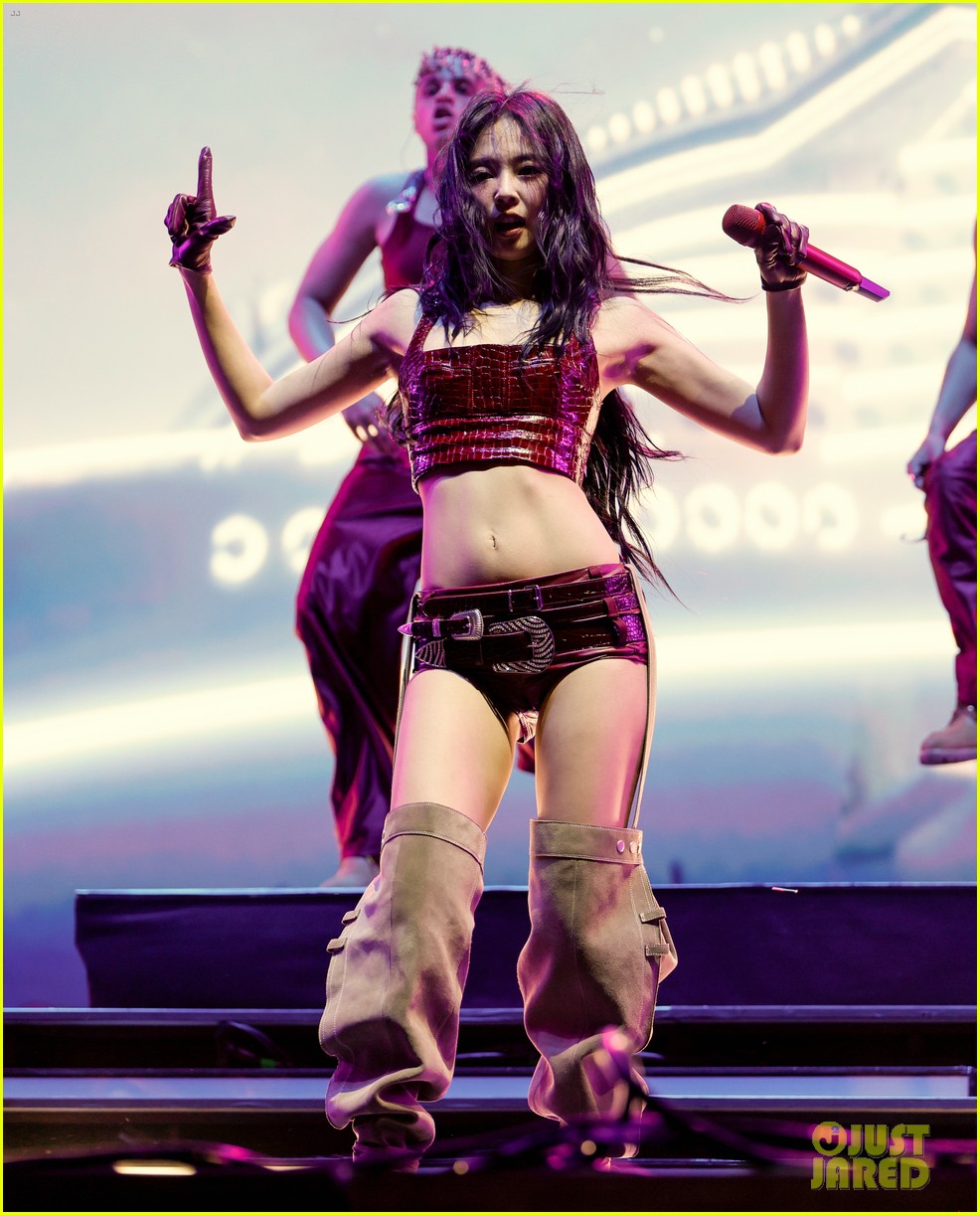 Blackpink's Jennie Gets Support from Lisa & Rosé at Coachella 2025 Set
