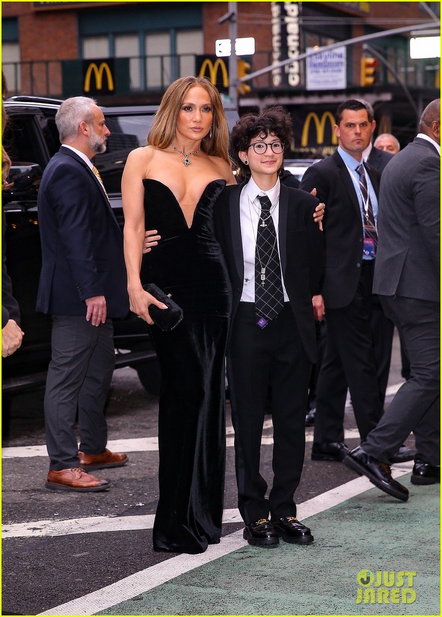 Jennifer Lopez Brings Child Emme, 17, to Watch 'Out of Sight' CoStar(02)