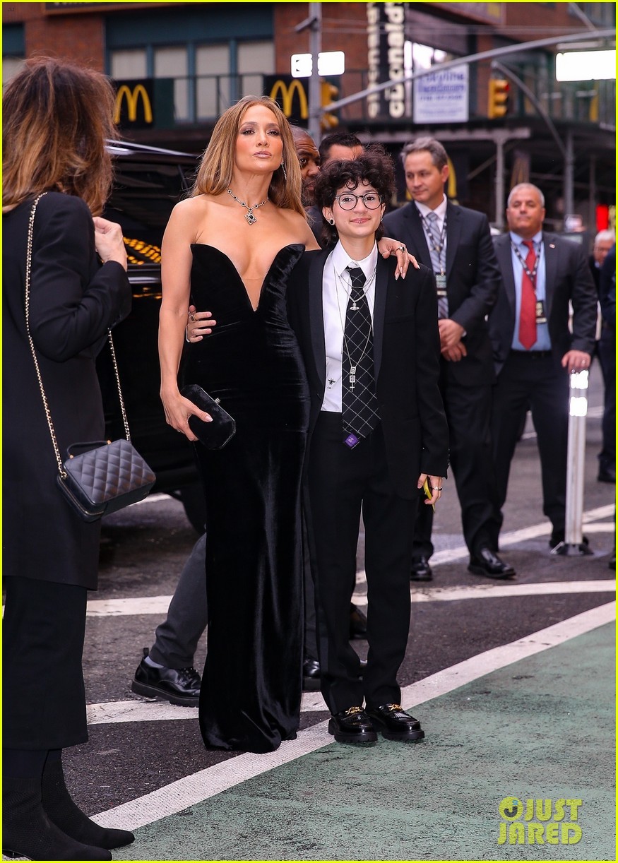 Jennifer Lopez Brings Child Emme, 17, to Watch 'Out of Sight' CoStar(02)