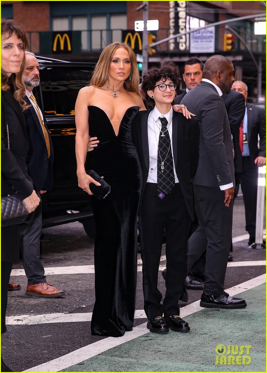 Jennifer Lopez Brings Child Emme, 17, to Watch 'Out of Sight' CoStar