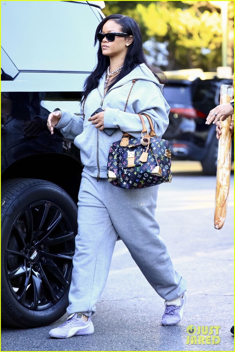 Rihanna Goes Comfy in Sweats While Running Errands in Los Angeles