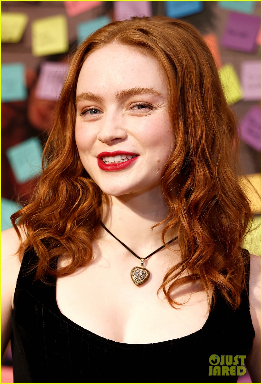 Sadie Sink Gets Support from 'Stranger Things' CoStars at Broadway(01)