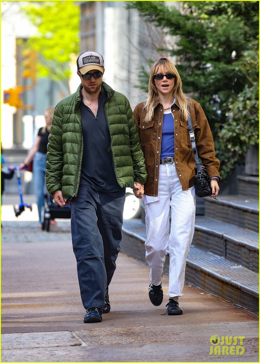 Robert Pattinson & Suki Waterhouse Hold Hands During NYC Outing Photo(02)